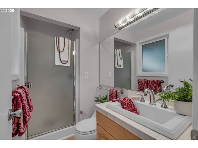 7825 Sw HALL Blvd, Beaverton, OR 97008