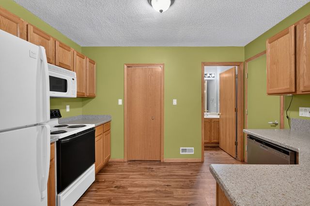 2211 Grand Avenue 6, West Des Moines, IA 50265