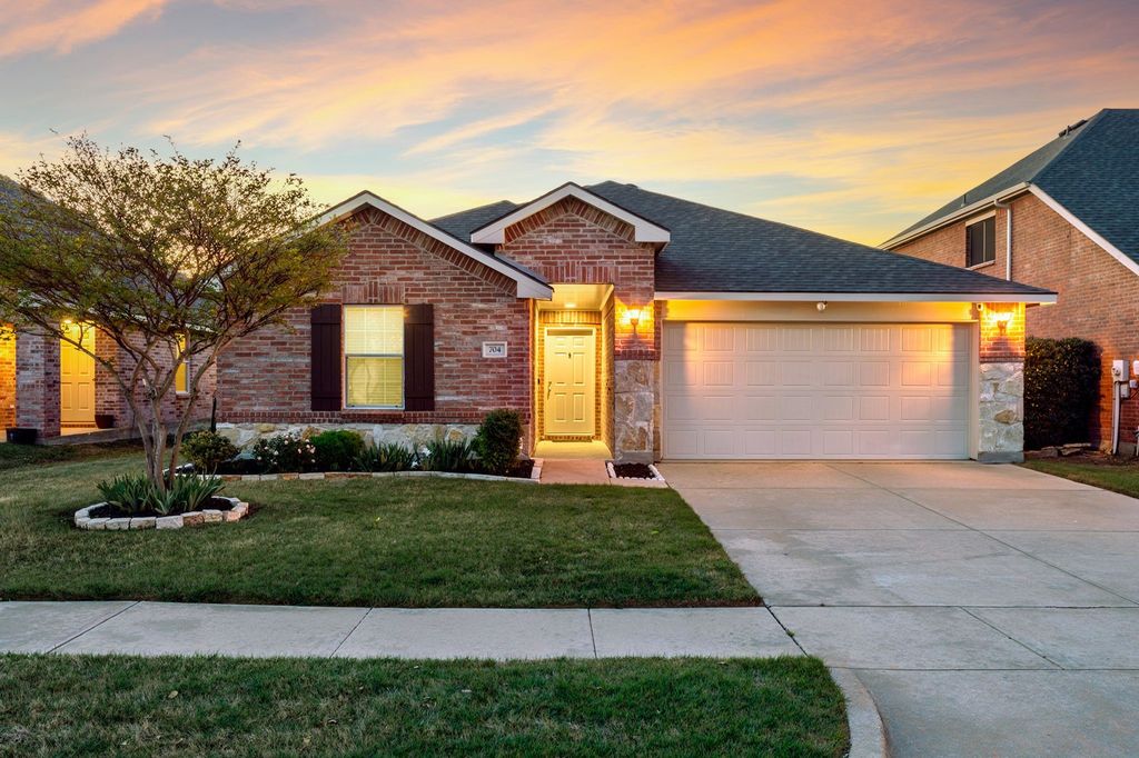 704 Bastrop Drive, Arlington, TX 76002