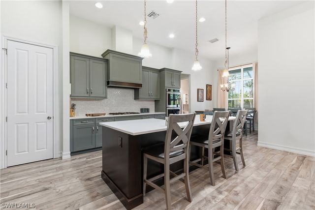 2935 2nd AVE NE, Naples, FL 34120