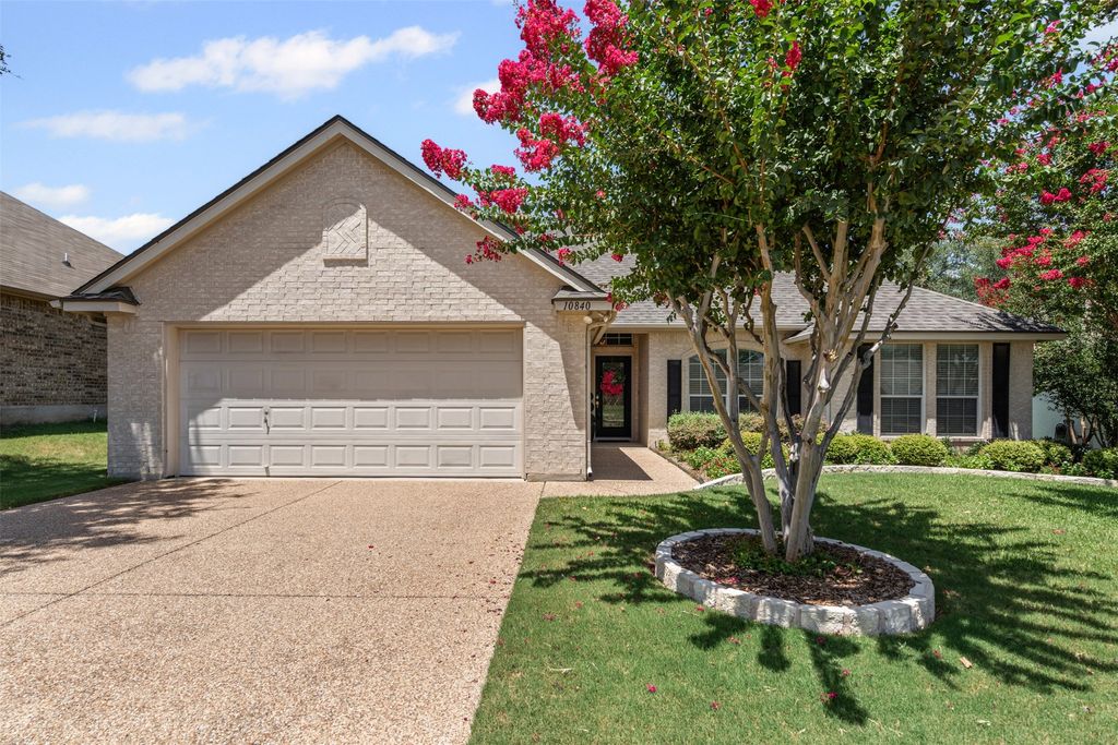 10840 Golfview Way, Benbrook, TX 76126