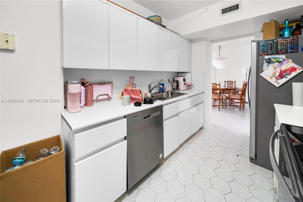 Image 10 of property listing at 3800 Hillcrest Dr 1007, Hollywood, FL 33021