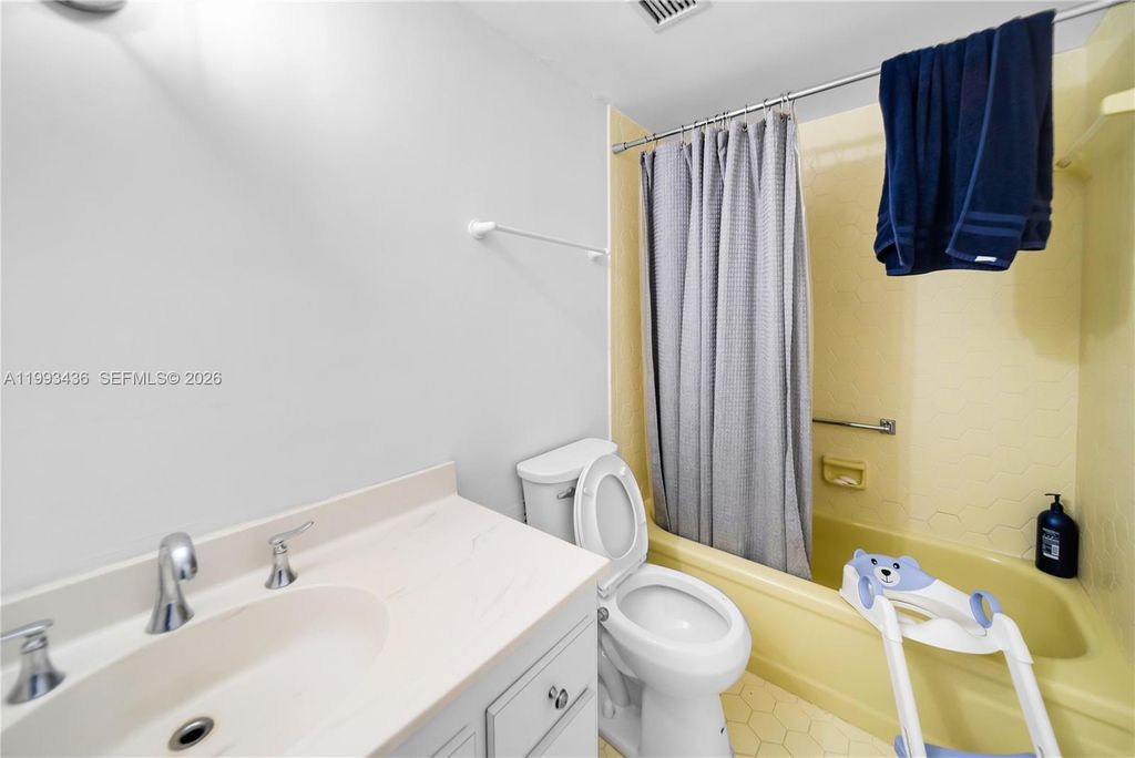 Image 14 of property listing at 3800 Hillcrest Dr 1007, Hollywood, FL 33021