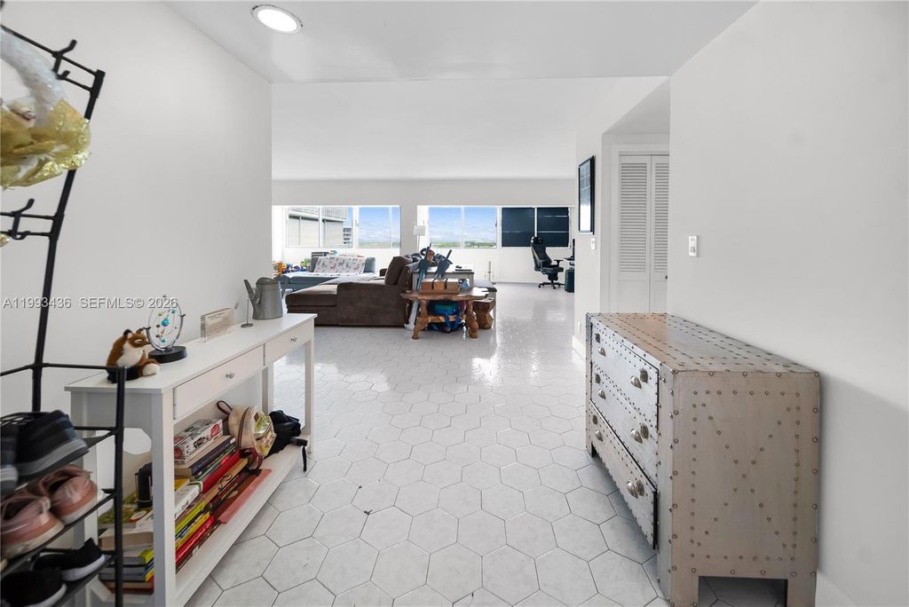 Image 15 of property listing at 3800 Hillcrest Dr 1007, Hollywood, FL 33021