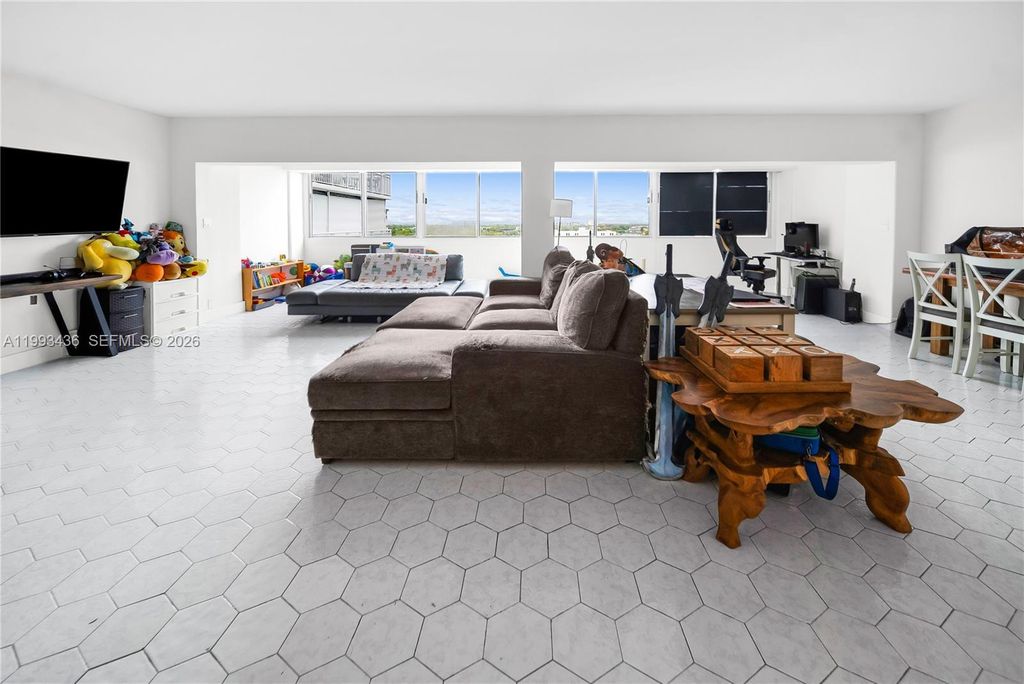 Image 16 of property listing at 3800 Hillcrest Dr 1007, Hollywood, FL 33021