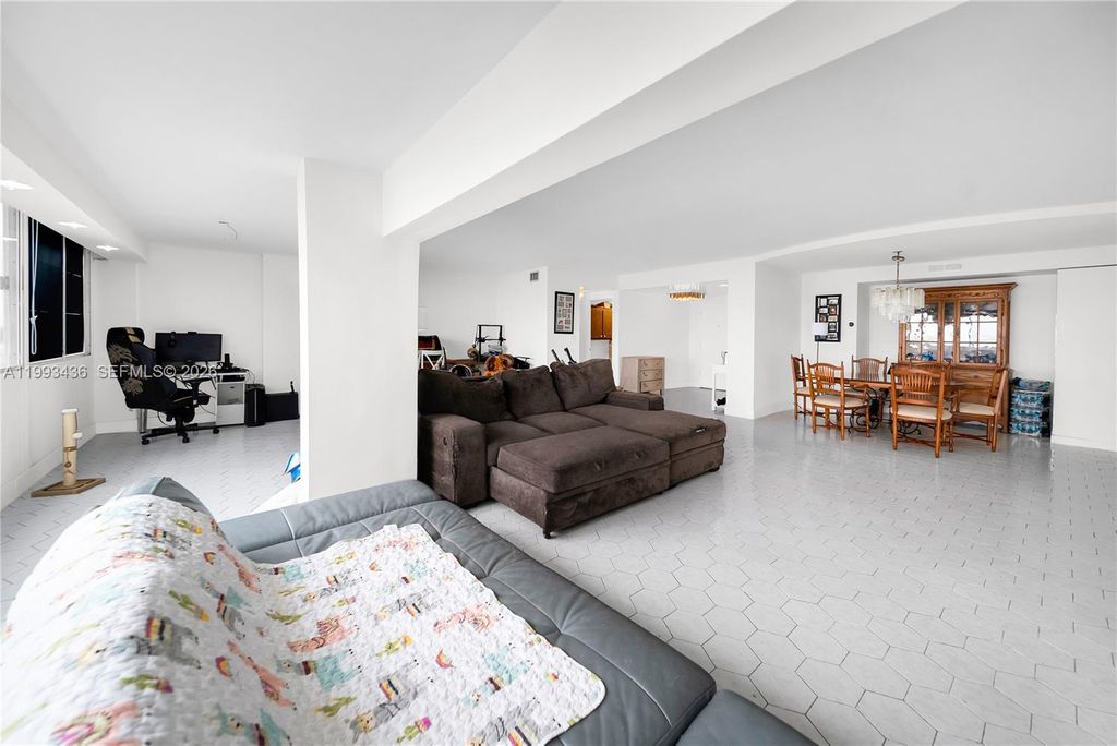 Image 17 of property listing at 3800 Hillcrest Dr 1007, Hollywood, FL 33021