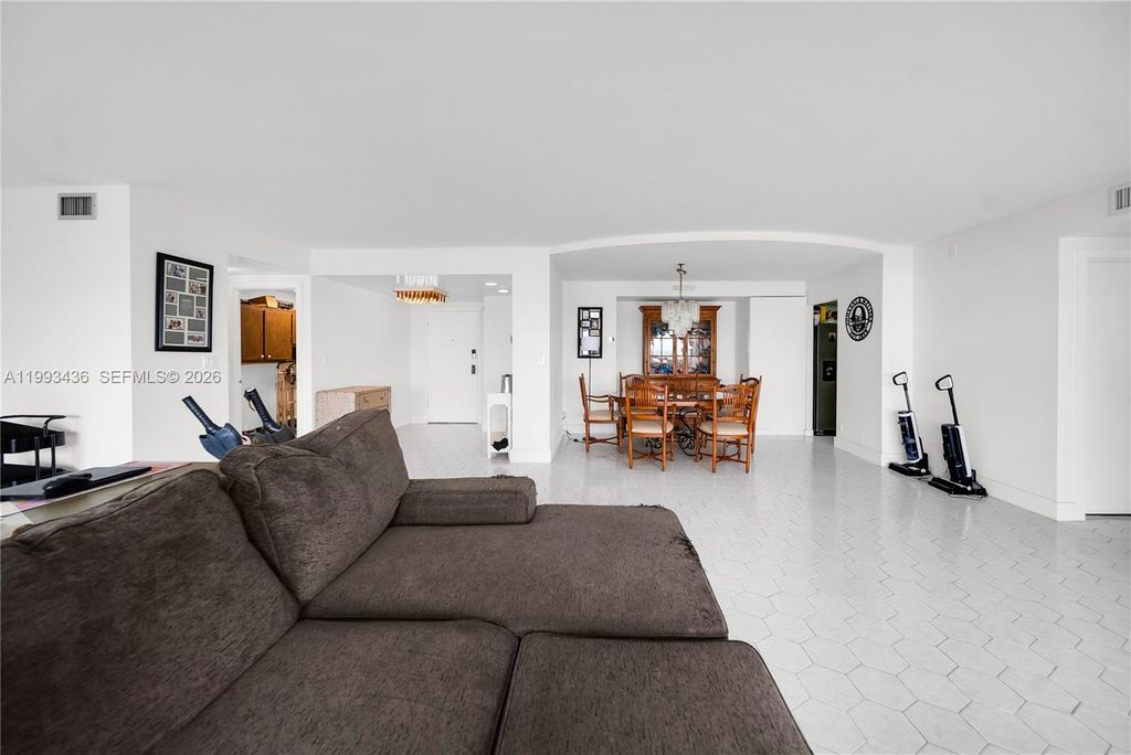 Image 20 of property listing at 3800 Hillcrest Dr 1007, Hollywood, FL 33021