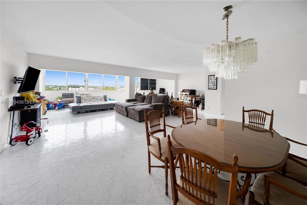 Image 21 of property listing at 3800 Hillcrest Dr 1007, Hollywood, FL 33021