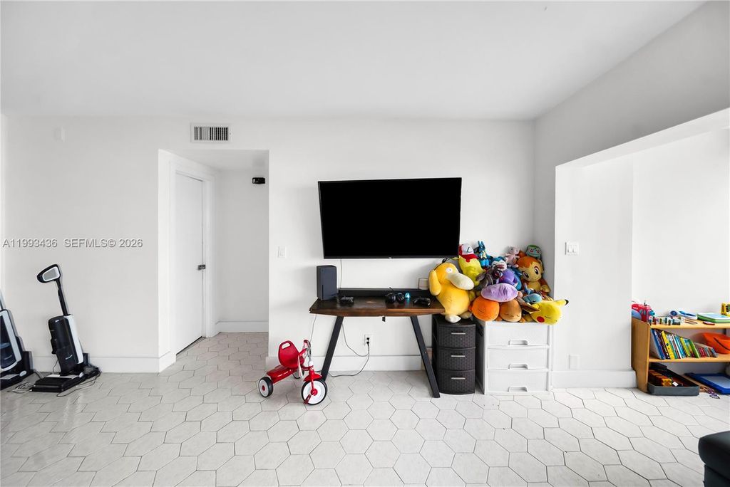 Image 22 of property listing at 3800 Hillcrest Dr 1007, Hollywood, FL 33021