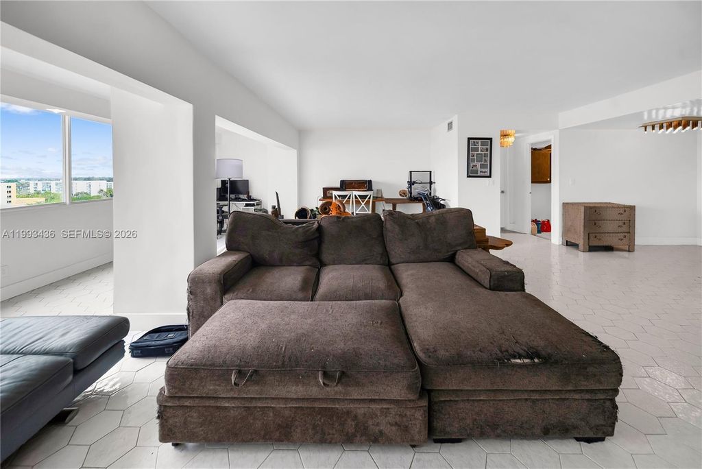 Image 23 of property listing at 3800 Hillcrest Dr 1007, Hollywood, FL 33021