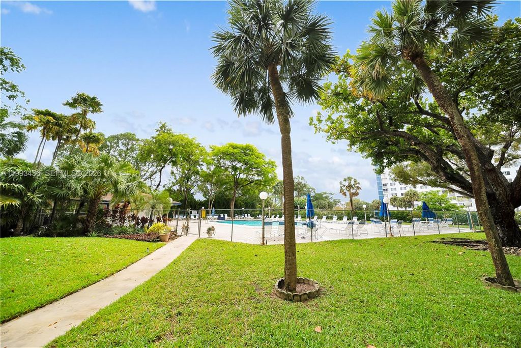 Image 26 of property listing at 3800 Hillcrest Dr 1007, Hollywood, FL 33021