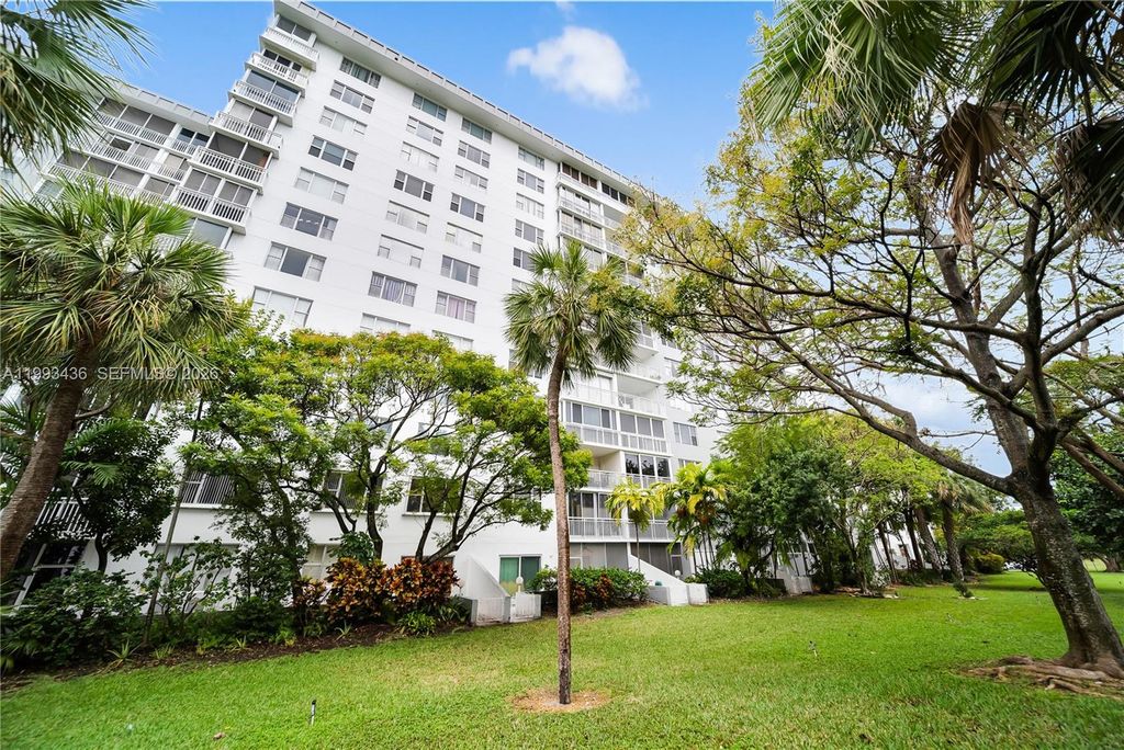 Image 27 of property listing at 3800 Hillcrest Dr 1007, Hollywood, FL 33021