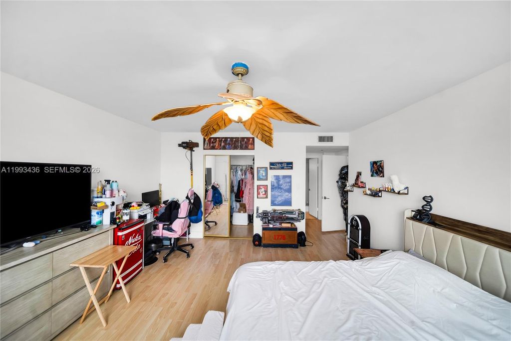 Image 5 of property listing at 3800 Hillcrest Dr 1007, Hollywood, FL 33021