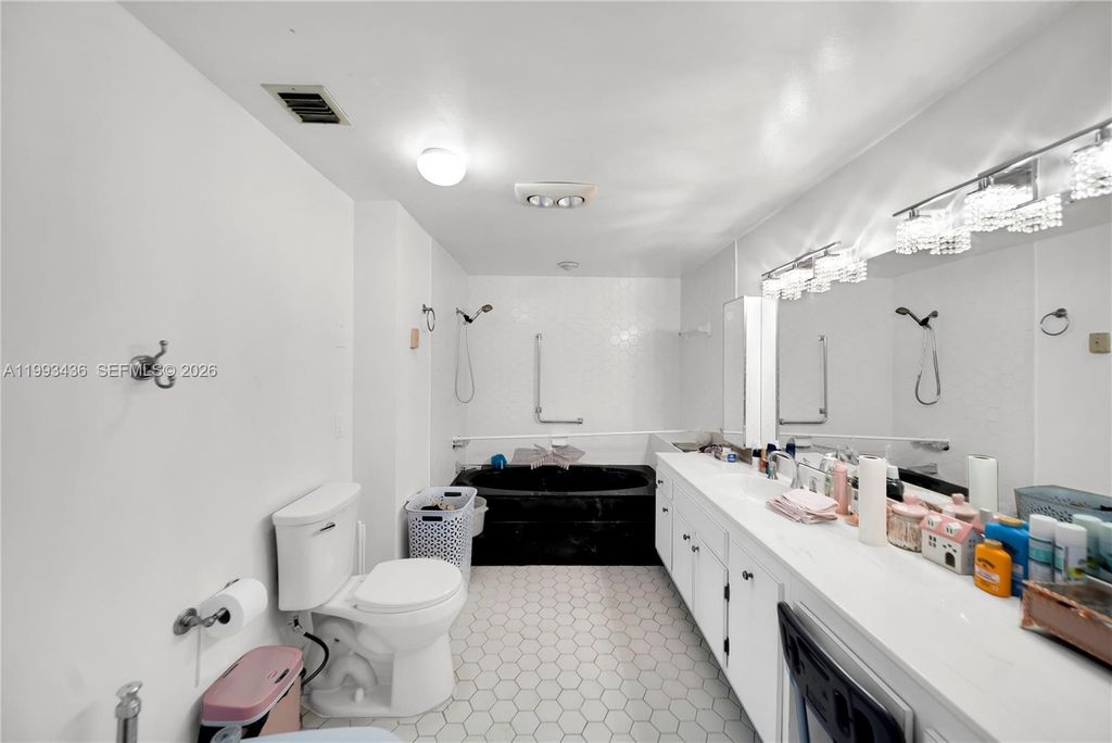 Image 6 of property listing at 3800 Hillcrest Dr 1007, Hollywood, FL 33021