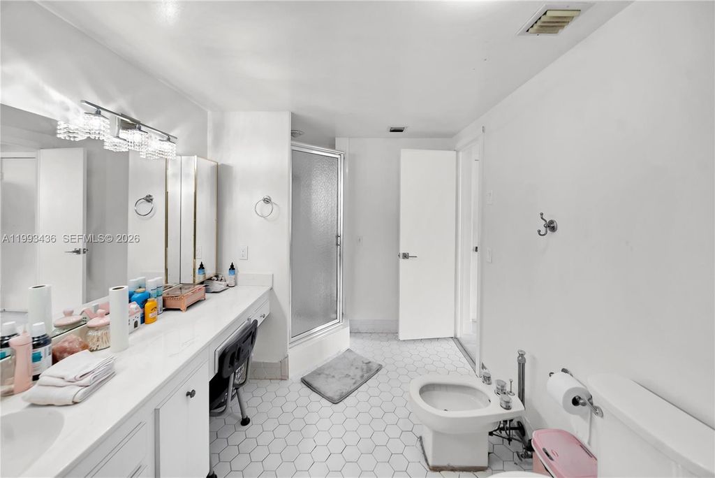 Image 7 of property listing at 3800 Hillcrest Dr 1007, Hollywood, FL 33021