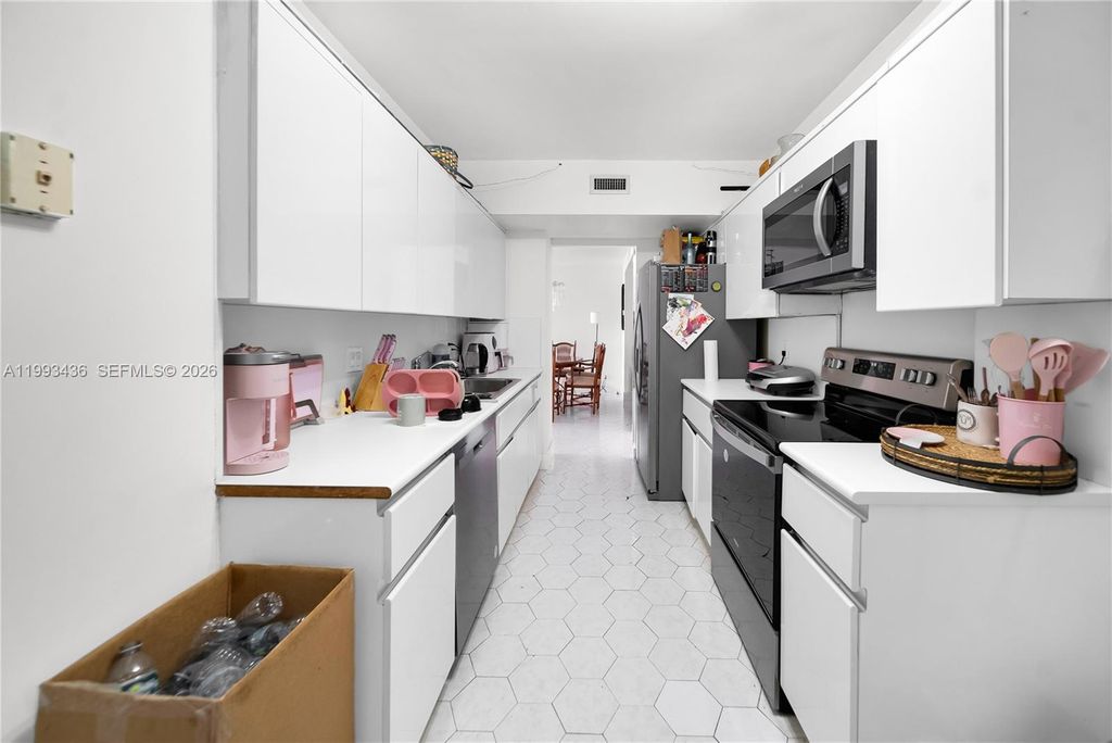 Image 9 of property listing at 3800 Hillcrest Dr 1007, Hollywood, FL 33021