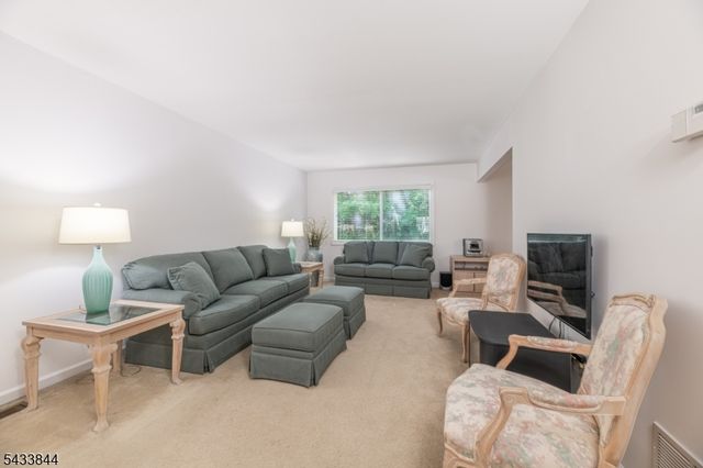 19 Sweetwater Ln, Hardyston Twp., NJ 07419
