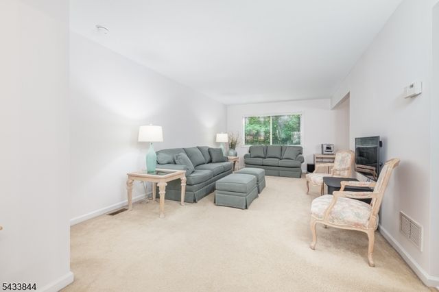 19 Sweetwater Ln, Hardyston Twp., NJ 07419