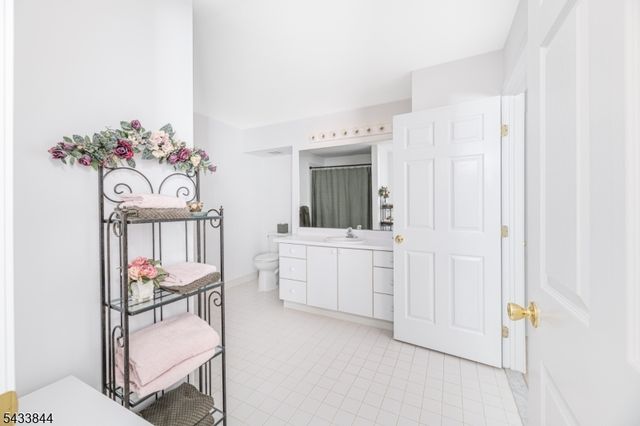 19 Sweetwater Ln, Hardyston Twp., NJ 07419