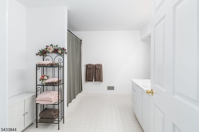 19 Sweetwater Ln, Hardyston Twp., NJ 07419