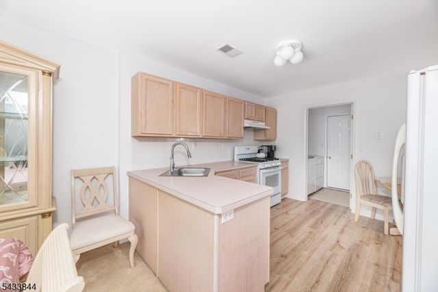 19 Sweetwater Ln, Hardyston Twp., NJ 07419