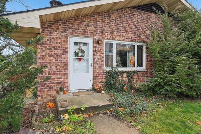 101-103 W Garfield Street, Mount Horeb, WI 53572