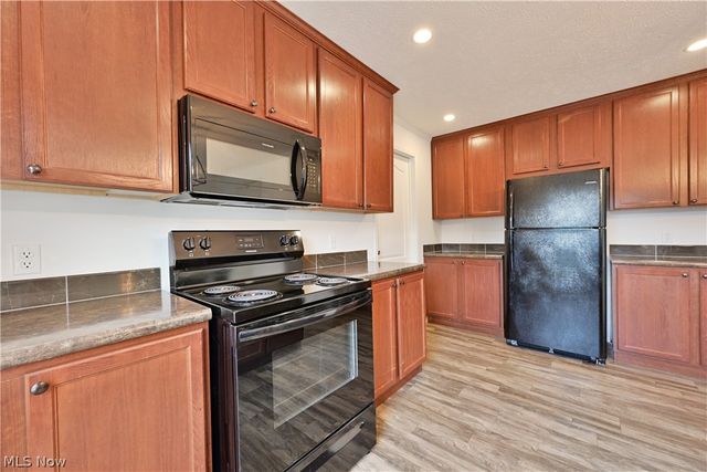 29 Carl Lane, Olmsted Twp, OH 44138