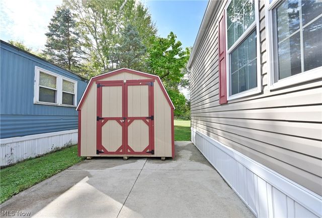 29 Carl Lane, Olmsted Twp, OH 44138