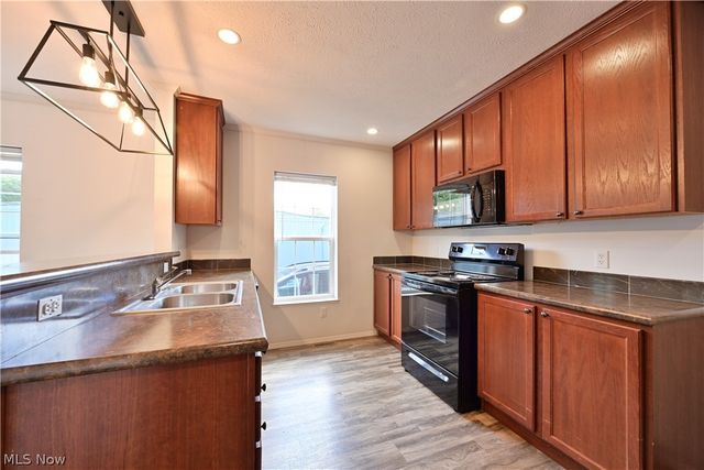 29 Carl Lane, Olmsted Twp, OH 44138