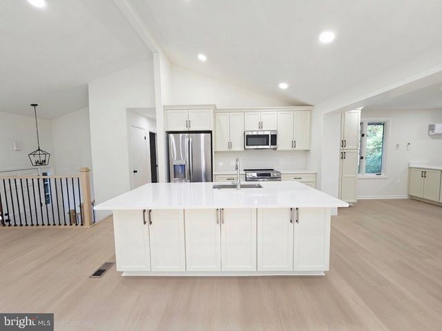 10027 W CONSTABLE CT, Fairfax, VA 22032