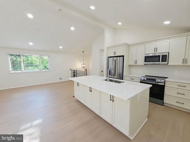 10027 W CONSTABLE CT, Fairfax, VA 22032