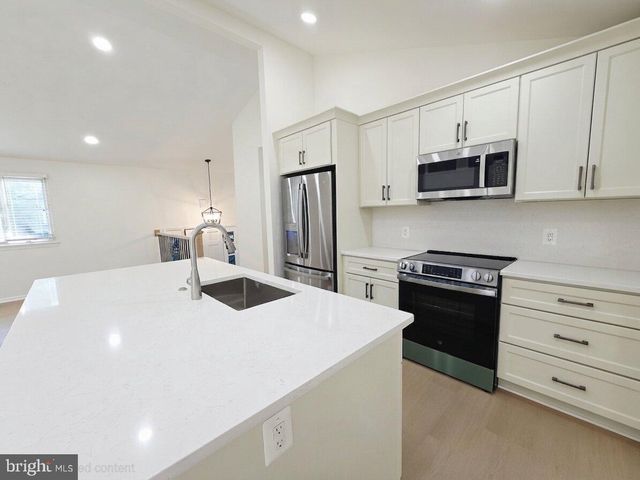 10027 W CONSTABLE CT, Fairfax, VA 22032