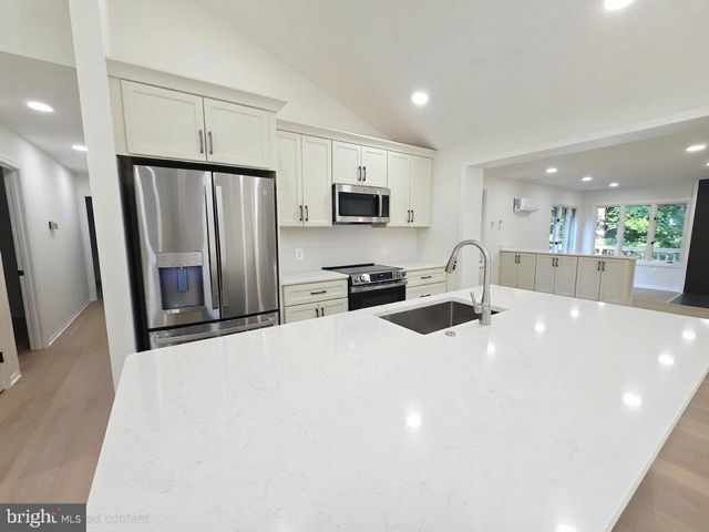 10027 W CONSTABLE CT, Fairfax, VA 22032