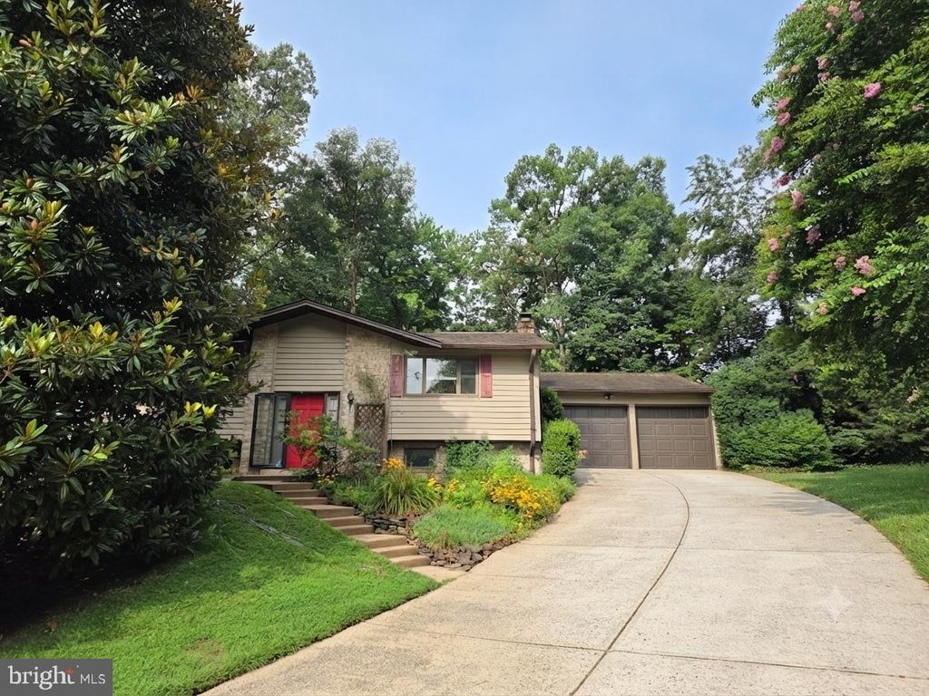 10027 W CONSTABLE CT, Fairfax, VA 22032