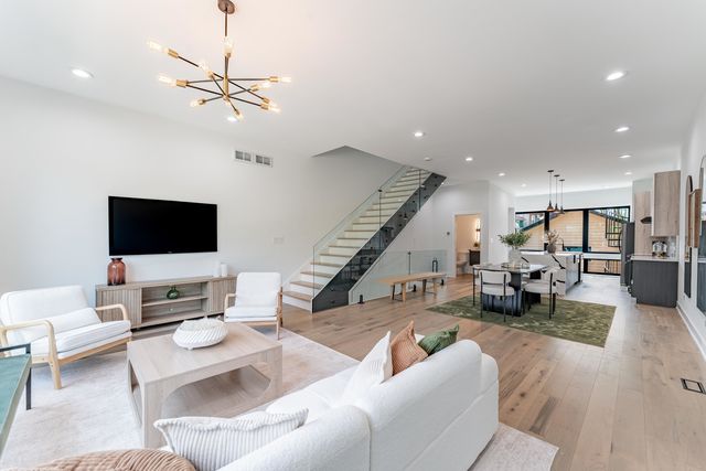 4210 W 5th Avenue, Chicago, IL 60624