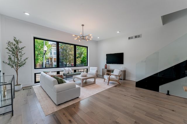 4210 W 5th Avenue, Chicago, IL 60624