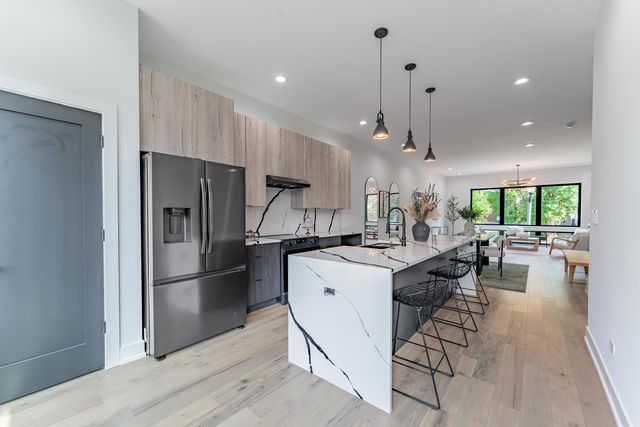 4210 W 5th Avenue, Chicago, IL 60624