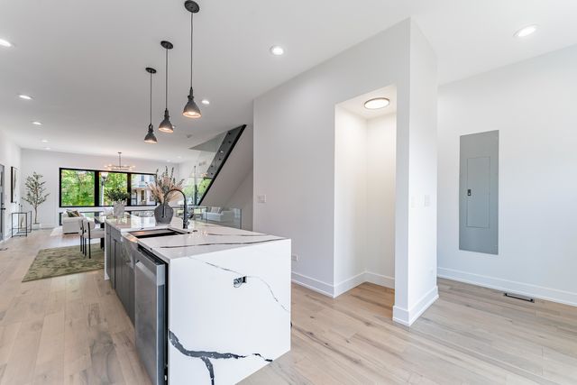 4210 W 5th Avenue, Chicago, IL 60624