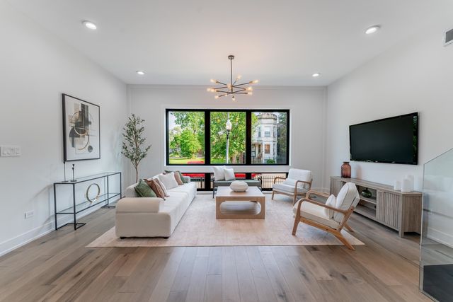 4210 W 5th Avenue, Chicago, IL 60624