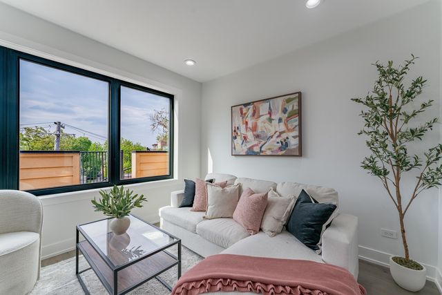 4210 W 5th Avenue, Chicago, IL 60624
