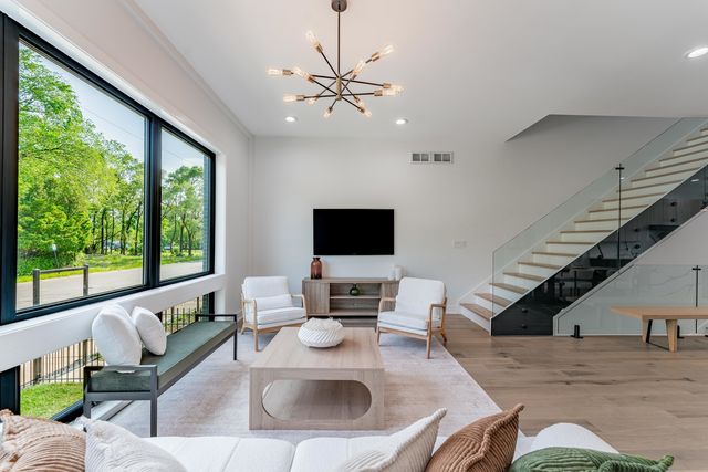 4210 W 5th Avenue, Chicago, IL 60624
