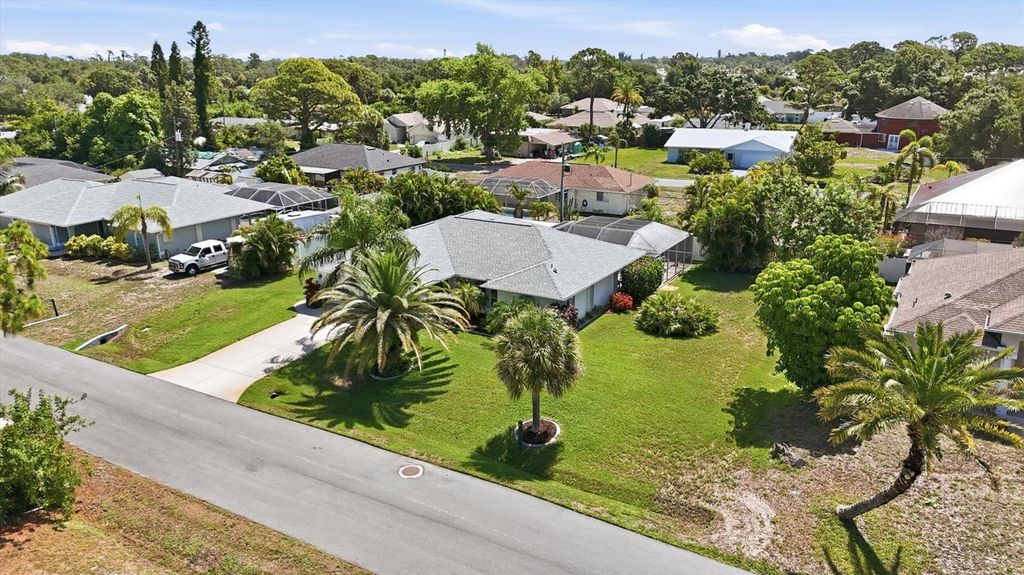 Image 39 of property listing at 5981 MARIGOLD ROAD, Venice, FL 34293