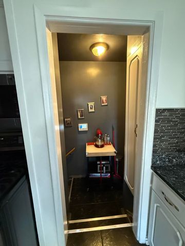 21920 Cloverlawn Street, Oak Park City, MI 48237