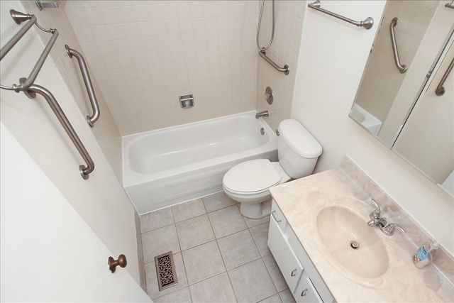 1010 Glastonbury Lane, Schaumburg, IL 60193