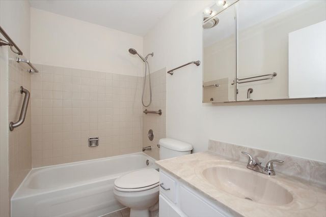 1010 Glastonbury Lane, Schaumburg, IL 60193