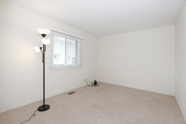 1010 Glastonbury Lane, Schaumburg, IL 60193