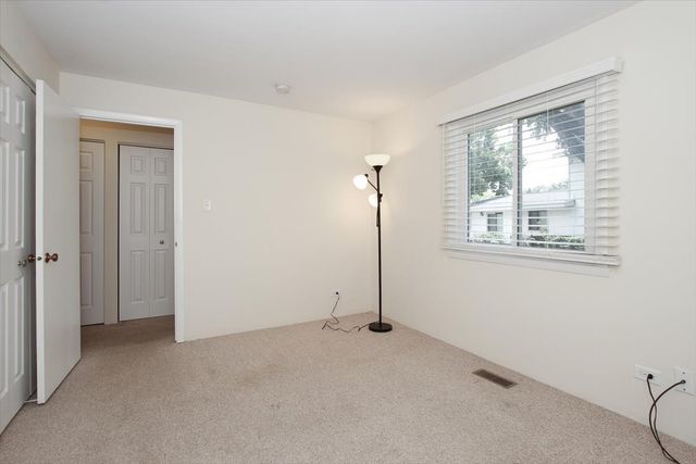 1010 Glastonbury Lane, Schaumburg, IL 60193