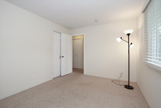 1010 Glastonbury Lane, Schaumburg, IL 60193