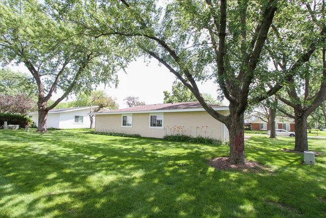 1010 Glastonbury Lane, Schaumburg, IL 60193
