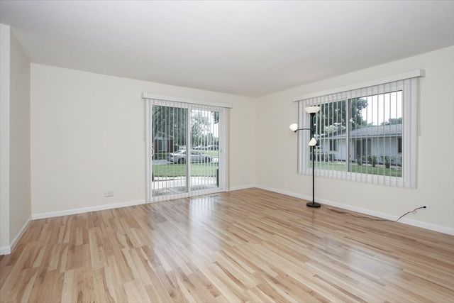 1010 Glastonbury Lane, Schaumburg, IL 60193